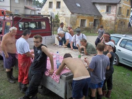 Do části Raspenavy se nedostala ani potravinová pomoc. "Do některých ulic jsem se dostali s polévkou až v úterý," řekl jeden z dobrovolných hasičů.