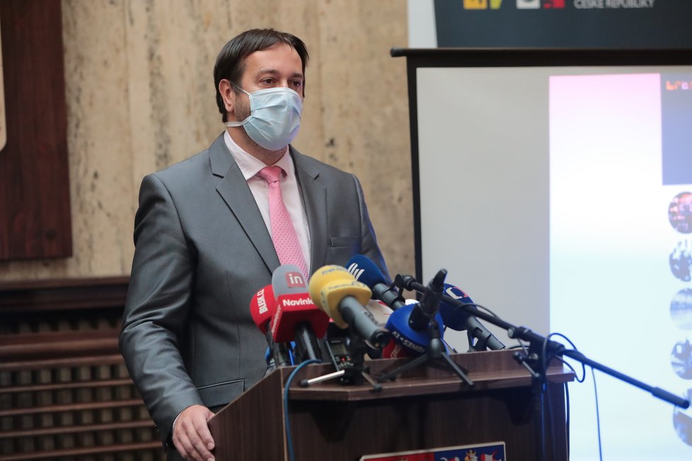 Tisková konference k uvolňování opatření po 25. květnu: Epidemiolog Rastislav Maďar (15.5.2020)