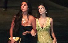 Modelka Ratajkowski provokovala na řecké dovolené: Emily, co ta díra?