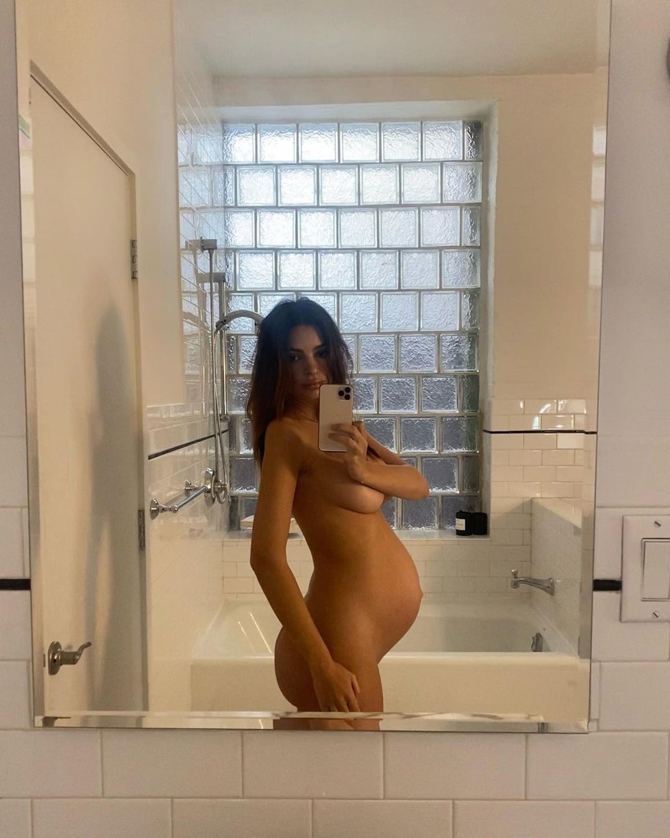 Emily Ratajkowski ukázala bříško těsně před porodem.