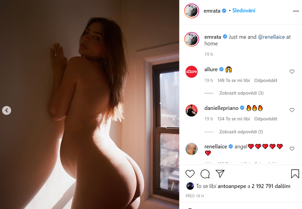 Emily Ratajkowská opět vyklouzla ze šatů.