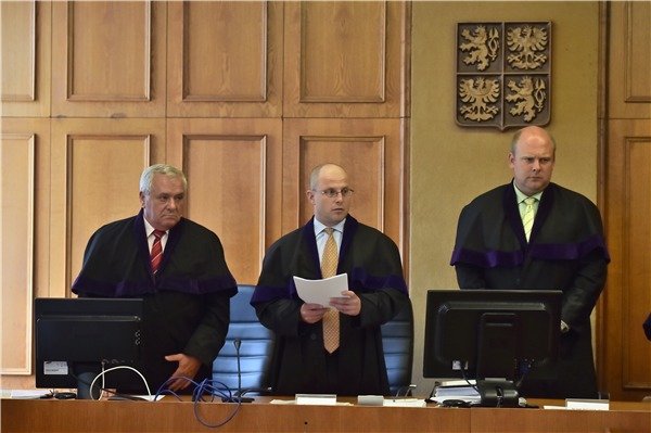 Předseda soudního senátu Robert Pacovský vyhlašuje rozsudek.
