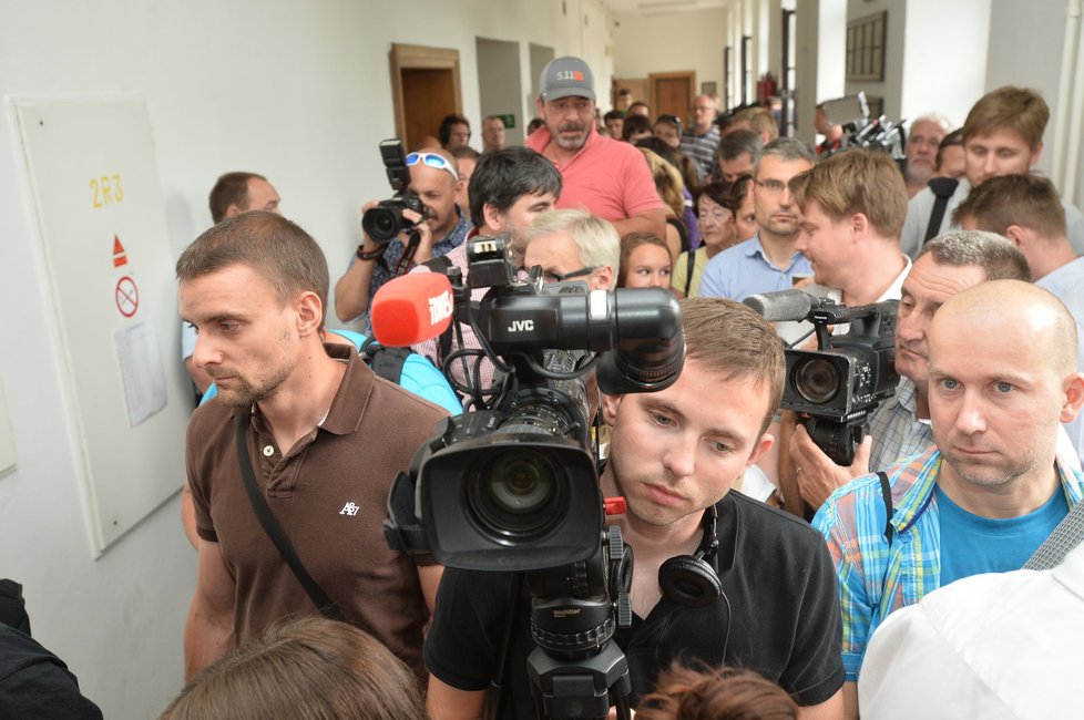 Novináři čekali před sálem už hodinu před jednáním.