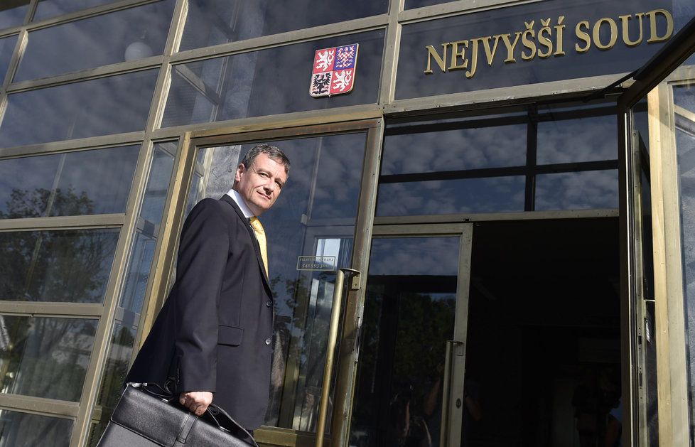 Krajský soud v Praze se v pondělí vrátí ke korupční kauze kolem bývalého středočeského hejtmana Davida Ratha (dříve ČSSD).