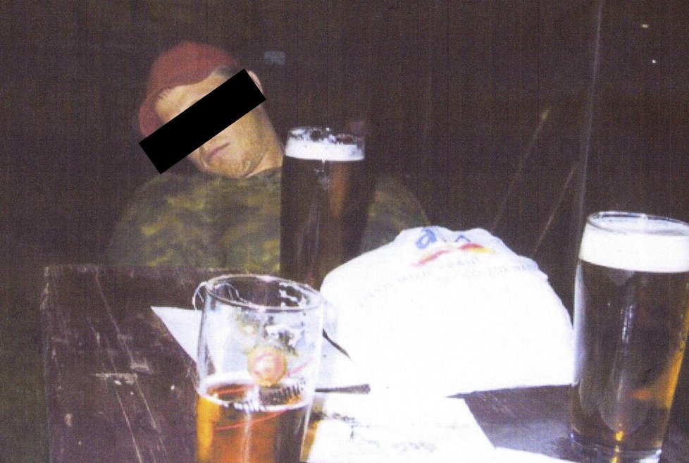 David Rath tlačí na soudce také kvůli této fotce, kde údajně Pacovský klimbá u piva.