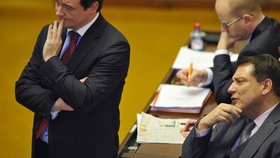 David Rath a Jiří Paroubek se tváří na projev Mirka Topolánka lehce řečeno "pohrdlivě".