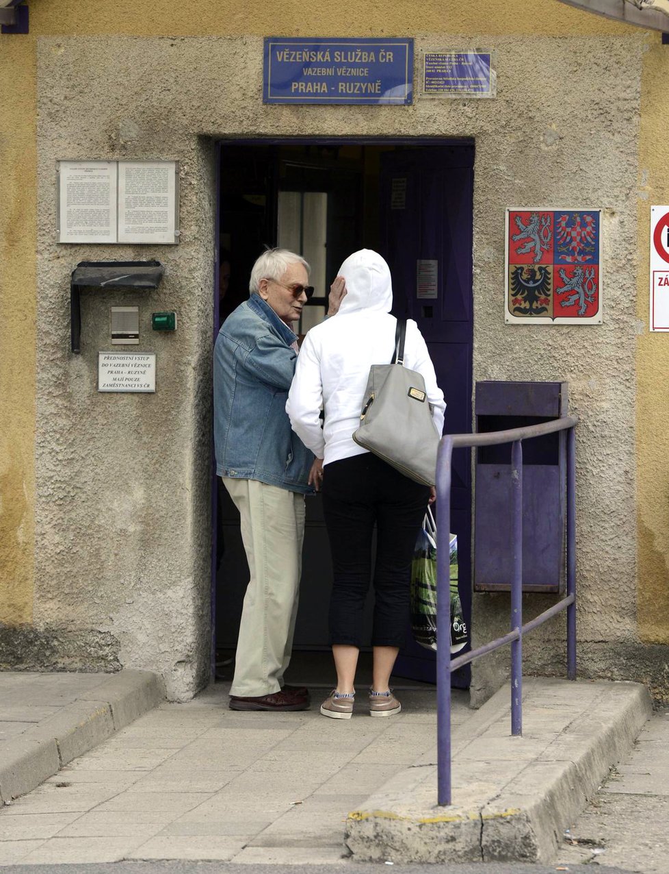 V posledních týdnech potřeboval Rathův otec asistenci