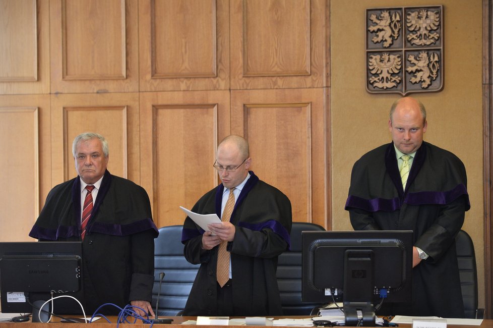 Soudce Robert Pacovský (uprostřed) vynáší rozsudek.