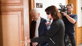 Eva Rathová a Ratmír Rath vcházejí do soudní síně