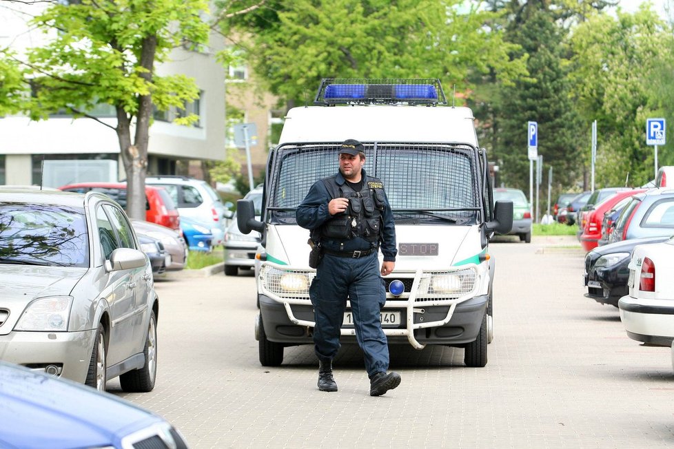 Zadržení Davida Ratha se účastnilo policejní komando