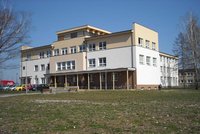 Děsivé podezření v Ratíškovicích: Ředitele školy obviňují z pohlavního zneužívání