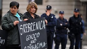 Protesty proti genocidě ve Srebrenici, při které zemřely tisícovky lidí