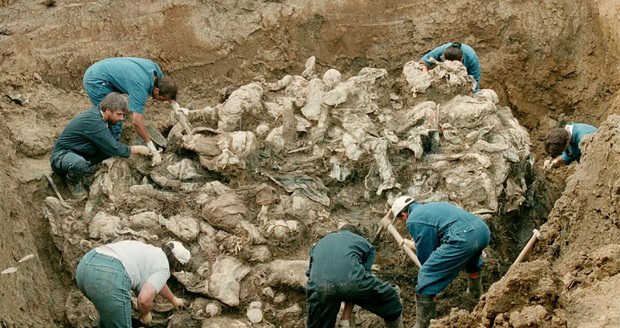 Masové hroby: Hrůzné pozůstatky masakru ve Srebrenici