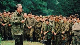 Válečný zločinec Ratko Mladić na archivních fotografiích