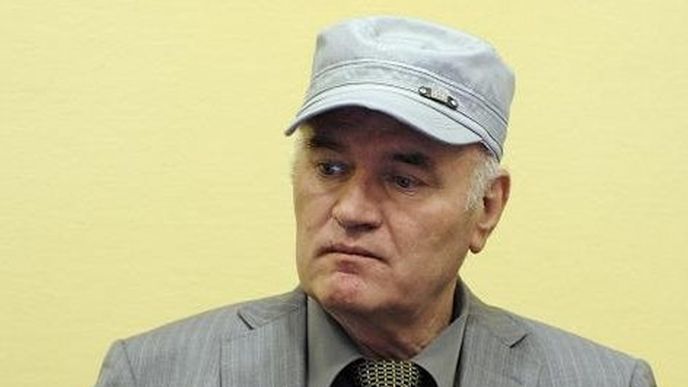 Ratko Mladić si opět odmítal sundat čepici.