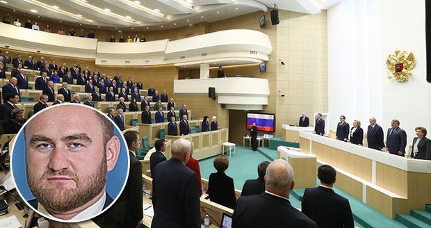 Senátoři kvůli dvěma vraždám vydali kolegu policistům, ti si pro něj přišli do jednacího sálu