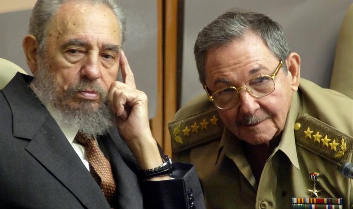 Raúl a Fidel Castro