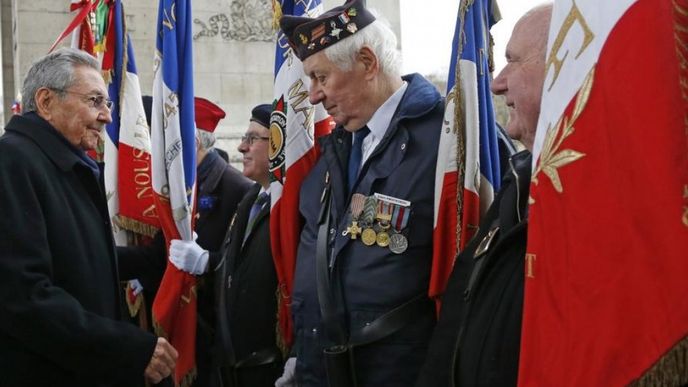 Raúl Castro (vlevo) ve Francii