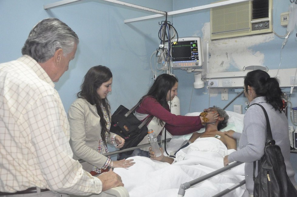 Raúla Gómeze navštívila v nemocnici již i jeho rodina: Obě dcery i manželka (vpravo)