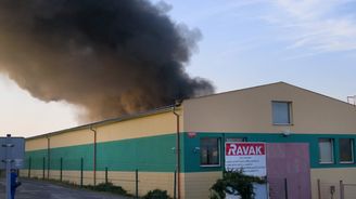 Škoda při požáru v Ravaku přesáhla 50 milionů korun, uvedli hasiči