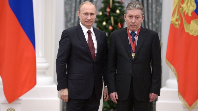 Šef představenstva ropné společnosti Lukoil Ravil Maganov s ruským prezidentem Putinem