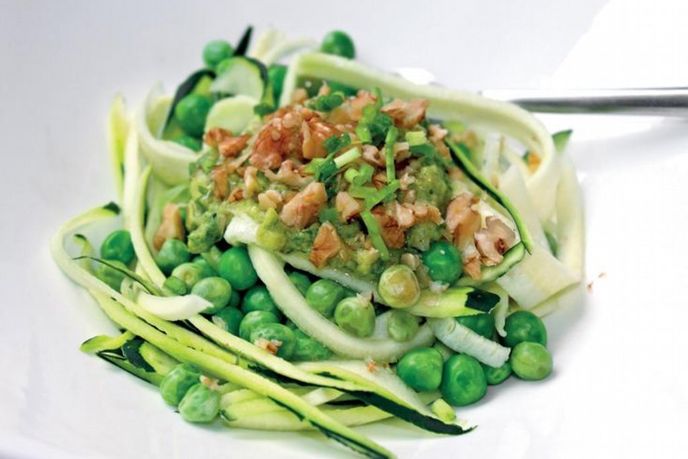 Raw zelená pasta s avokádem a hráškem. Raw zelená pasta s avokádem a hráškem.