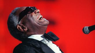 Ray Charles: Charismatický zpěvák přezdívaný „The Genius“, který navzdory životním tragédiím dokázal rozdávat radost