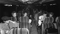 Sex Pistols a The Clash v autobuse. Dlouho se tradovalo, že na něm bylo místo nápisu cílové stanice naškrábáno členy kapel slovo „Nikam“. Dle vzpomínek Stevensona byla ale tabulka prostě jen prázdná.