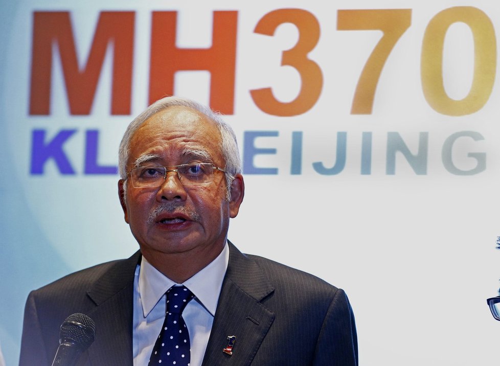 Premiér Malajsie Najib Razak informuje novináře o novinkách ve vyšetřování.