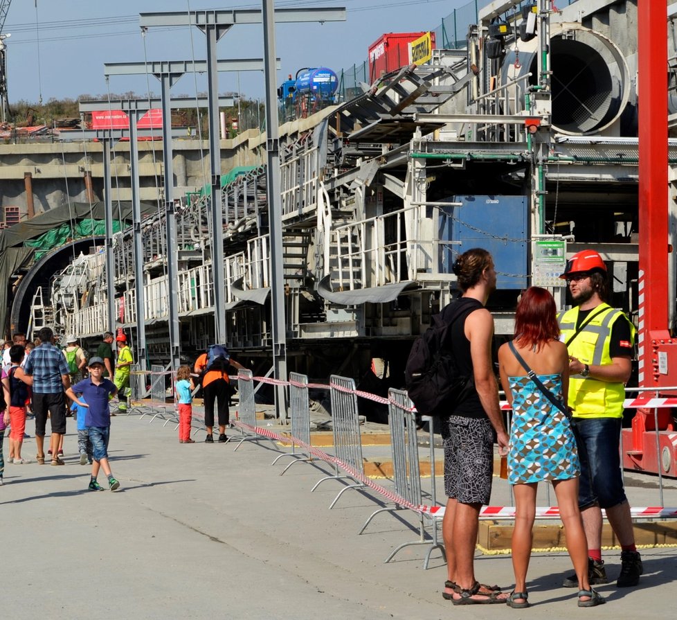 Razící štít Viktorie je dlouhý 114 metrů.