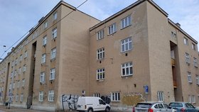 Jedním z domů, jehož privatizaci vyšetřuje protimafiánský útvar policie, je v Nováčkově ulici v Brně-Husovicích. Zasahovali v něm dokonce příslušníci URNA.
