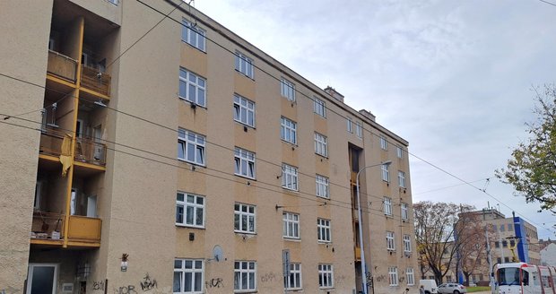 Jedním z domů, jehož privatizaci vyšetřuje protimafiánský útvar policie, je v Nováčkově ulici v Brně-Husovicích. Zasahovali v něm dokonce příslušníci URNA.