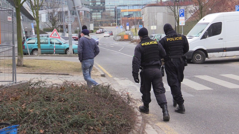 Pražská Celní správa ve spolupráci s Policií ČR odhalila bezmála 50 lidí, kteří neměli platné pracovní smlouvy.