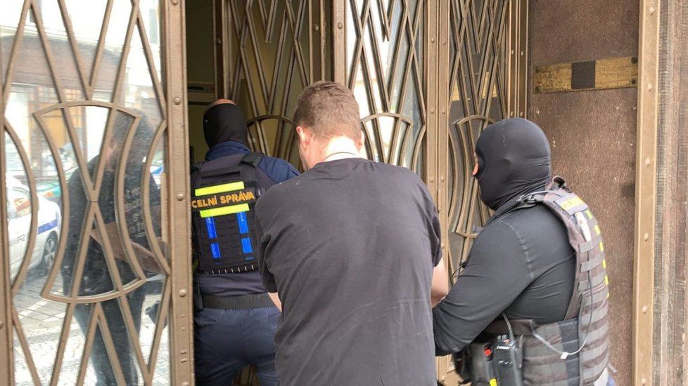 50 týmů policistů zasahuje po celé České republice kvůli krácení daní.