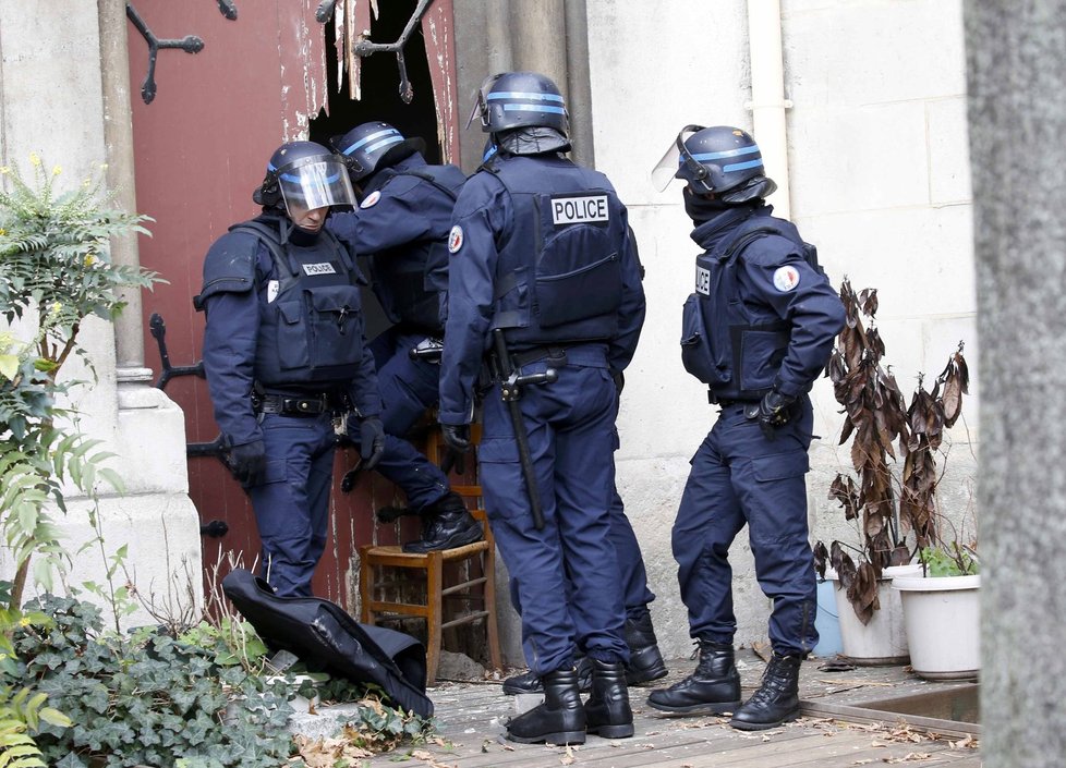 Policejní razie v Saint-Denis