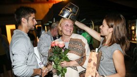 Hana Holišová s přítelem dali Regině přilbu.