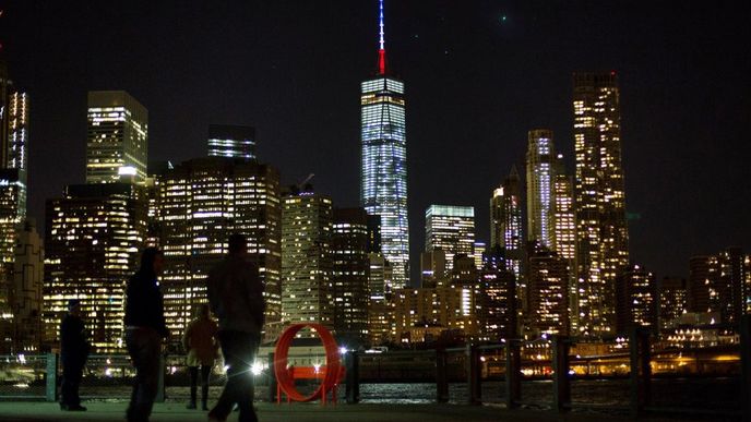 Reakce na pařížské útoky: New York osvítil modře, bíle a červeně nejvyšší budovu Spojených států One World Trade Center