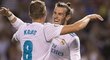 Fotbalisté Realu Madrid Gareth Bale a Toni Kroos slaví gól