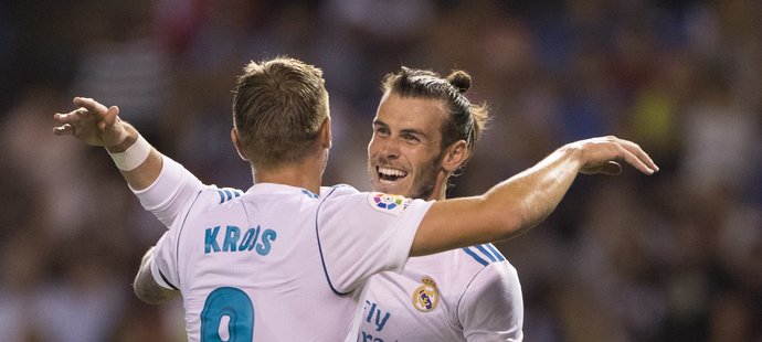 Fotbalisté Realu Madrid Gareth Bale a Toni Kroos slaví gól