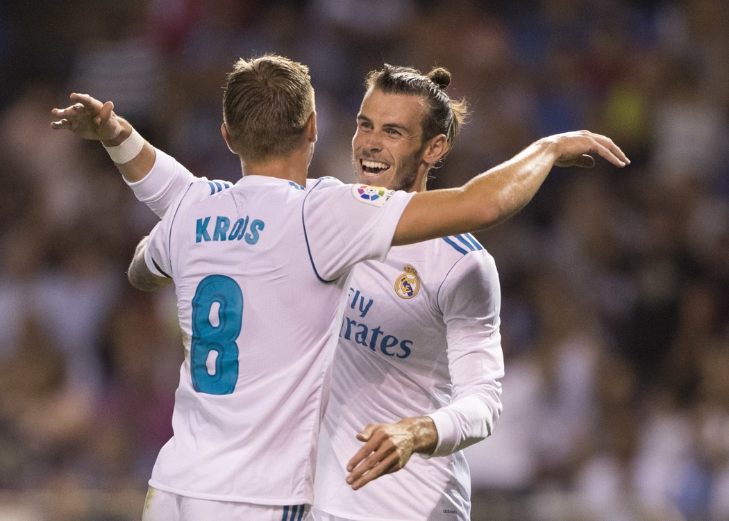 Fotbalisté Realu Madrid Gareth Bale a Toni Kroos slaví gól