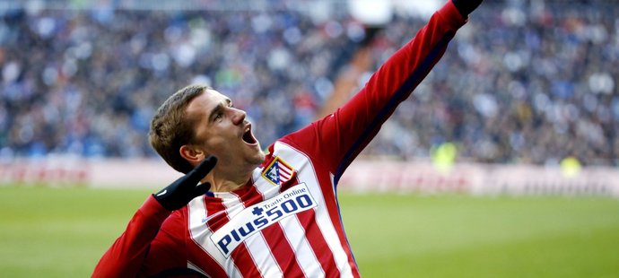 Útočník Atlétika Madrid Antoine Griezmann slaví gól do sítě Realu