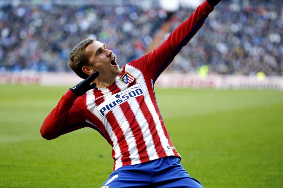 Útočník Atlétika Madrid Antoine Griezmann slaví gól do sítě Realu