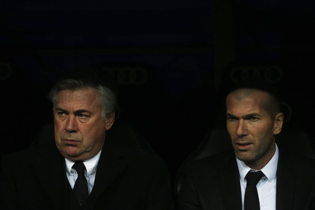 Trenér Realu Carlo Ancelotti a jeho asistent Zinedine Zidane.