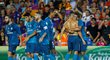 Fotbalisté Realu Madrid slaví gól na půdě Barcelony