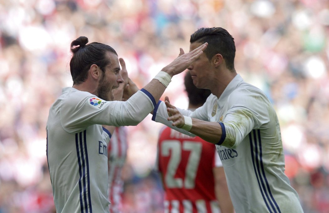 Hvězdy Realu Madrid Gareth Bale a Cristiano Ronaldo slaví gól v Bilbau
