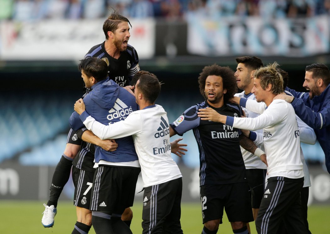 Fotbalisté Realu Madrid slaví gól na půdě Celty Vigo