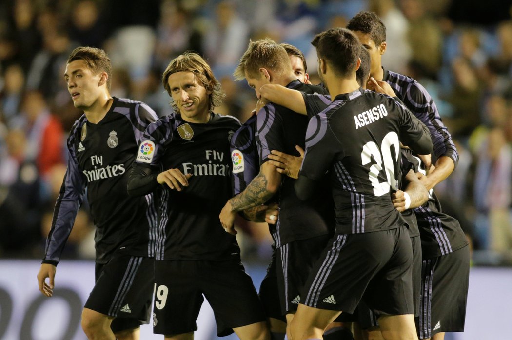 Fotbalisté Realu Madrid slaví gól na půdě Celty Vigo