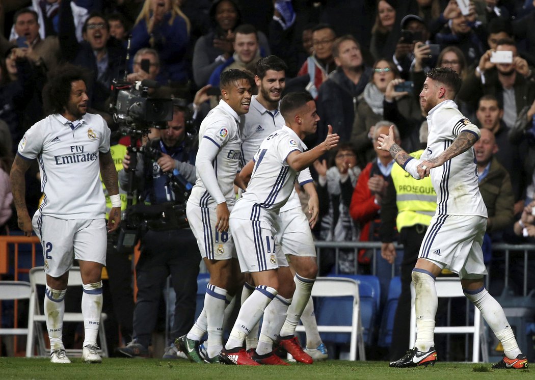 Kapitán Realu Sergio Ramos vystřelil svému týmu tři body proti Deportivu v nastavení