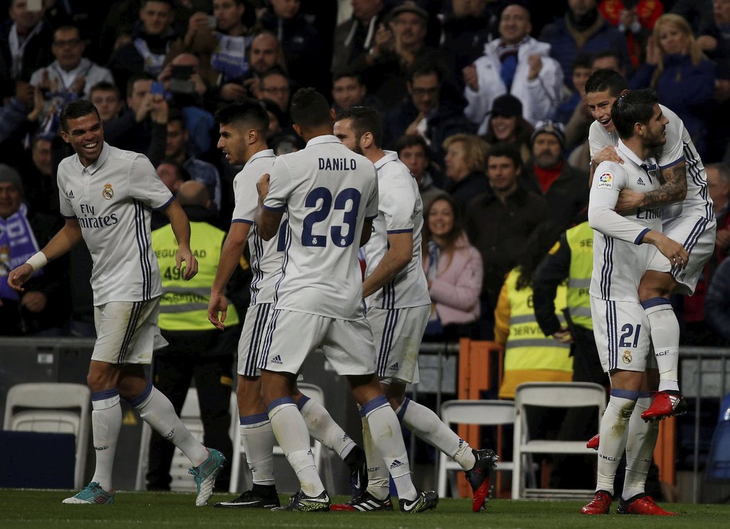 Fotbalisté Realu Madrid slaví gól do sítě Deportiva