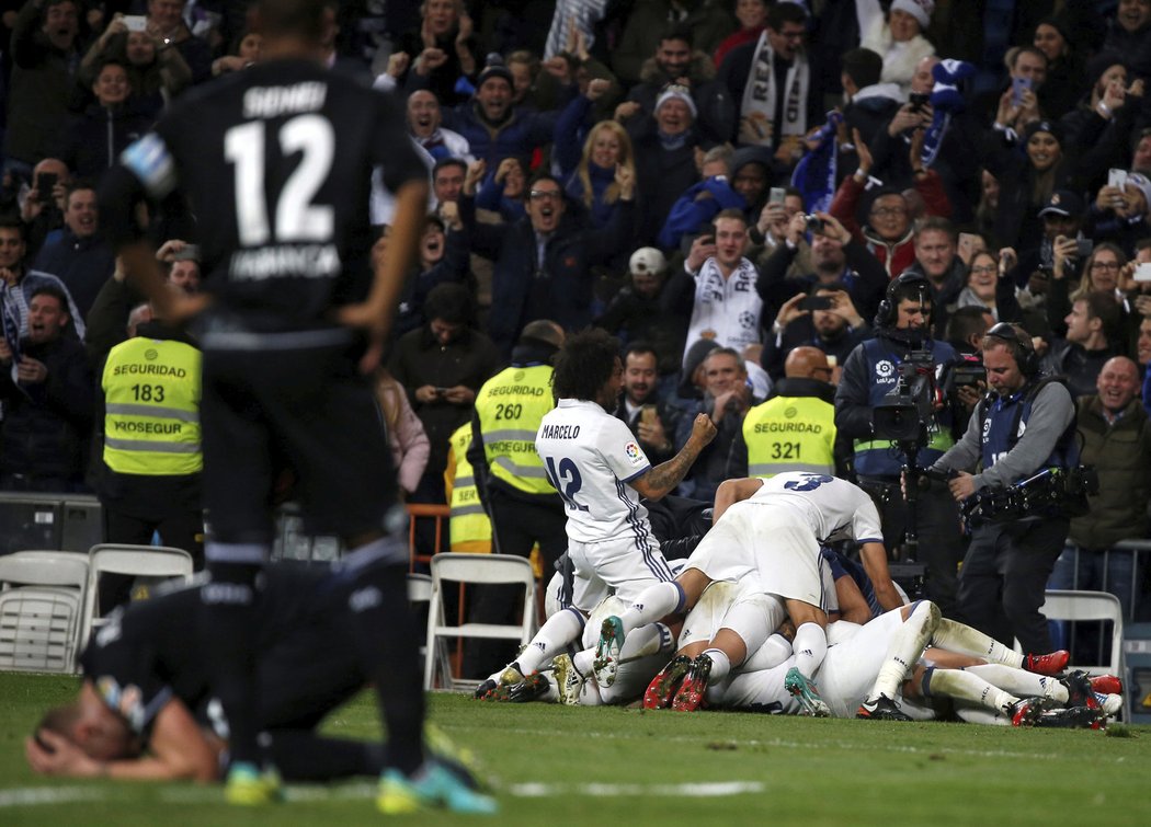 Fotbalisté Realu Madrid euforicky slaví rozhodující gól proti Deportivu